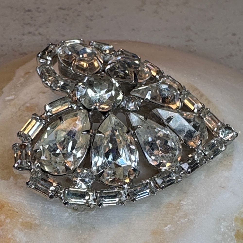 Albert Weiss vintage rhinestone-encrusted heart-shaped brooch. - Picture 7 of 12